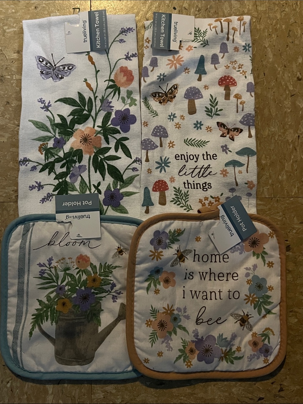 Trueliving: 2 kitchen towels and 2 pot holders